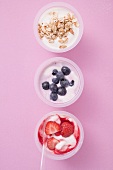 Erdbeerjoghurt, Heidelbeerjoghurt und Joghurt mit Cerealien