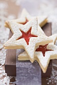 Star-shaped jam biscuits with icing sugar (Christmas)