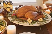 Gebratener Turkey auf Weihnachtstisch (USA)