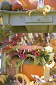 Herbstliche Gartendeko mit Kürbissen
