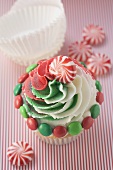 Cupcake für Weihnachten mit Pfefferminzbonbons