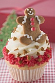 Cupcake mit Lebkuchenfigur für Weihnachten