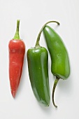 Eine rote und zwei grüne Chilischoten