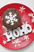 Schokoladenmuffin und Schriftzug HOHO auf Weihnachtsteller