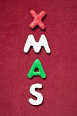Buchstaben XMAS auf rotem Untergrund