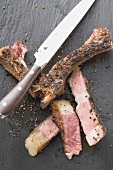 Würziges gebratenes Ribeye Steak, vom Knochen geschnitten