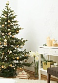Weihnachtlich dekoriertes Wohnzimmer