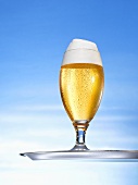 Glas helles Bier mit Schaumkrone