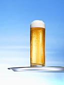 Glas helles Bier auf Tablett
