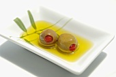 Gefüllte Oliven, eingelegt in Olivenöl (Spanien)