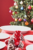weiße Teller auf weihnachtlich gedecktem Tisch