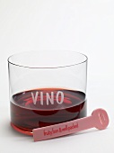 Rotweinglas und Etikett mit Weinbeschreibung