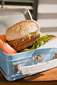 Lunchbox mit Burger und Gemüse