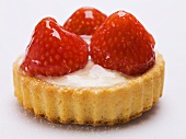 Individual strawberry flan with custard filling