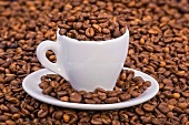 Kaffeebohnen in der Espressotasse