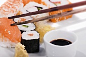 Maki-Sushi & Nigiri-Sushi mit Sojasauce & eingelegten Ingwer