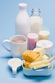 Verschiedene Milchprodukte, Käse und Milchmixgetränke