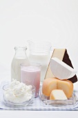 Verschiedene Käsesorten und Milchprodukte