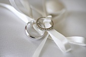 Wedding rings with silk ribbons