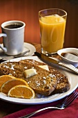 French Toast mit Orangen, Kaffee, Orangensaft