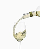 Ein Glas Weißwein eingießen