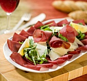 Bresaola mit Parmigiano und Rucola