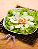 Frilly lettuce with apple slices and prawns