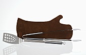 Barbecue mitt and barbecue tools
