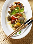 Reis mit Gemüse und Meeresfrüchten (Asien)