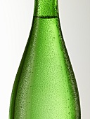 Grüne Glasflasche mit Wassertropfen (Ausschnitt)