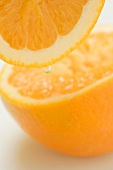 Orange mit einem Tropfen (Close Up)