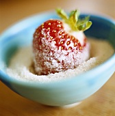 Eine Erdbeere in Zucker getaucht