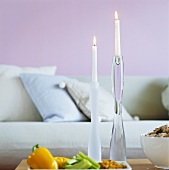 Kerzen und Gemüseplatte auf einem Wohnzimmertisch