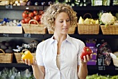 Frau beim Gemüsestand im Supermarkt (Schweden)