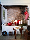 Offener Kamin, weihnachtlich dekoriert, Hefegebäck (Schweden)