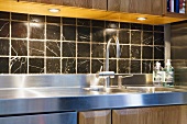 Glänzendes Spülbecken aus Edelstahl in moderner Küche
