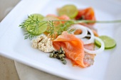 Smoked salmon with horseradish, onion and capers