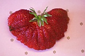 Eine Erdbeere in Herzform