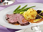Beefsteak with potato gratin and green beans
