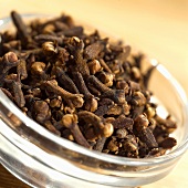 Cloves in glass dish (close-up)
