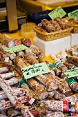 Verschiedene Salamis in italienischem Laden
