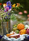 Exotische Früchte und Blumenvase im Freien