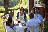 Leute beim Mittsommerfest in Stockholm (Schweden)