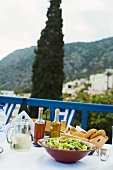 Gedeckter Tisch in einem Restaurant in Griechenland (aussen)