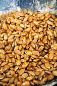 Caramelised almonds (close-up)