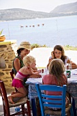 Skandinavische Familie beim Essen im Urlaub in Griechenland