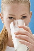 Junge Frau trinkt ein Glas Milch