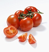 Tomaten, ganz und aufgeschnitten