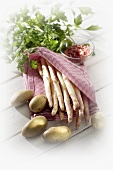Weisser Spargel im Geschirrtuch, Kartoffeln, Petersilie