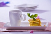 weiße Tasse und Mini-Pancakes